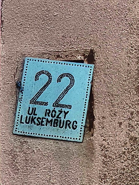 Tabliczka z numerem posesji - Róży Luksemburg 22