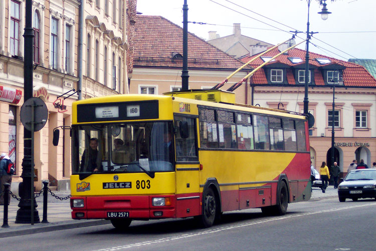 803
W okolicach 2006 roku częstym zjawiskiem było gęste pokrycie szyb reklamami, które irytowały pasażerów.
