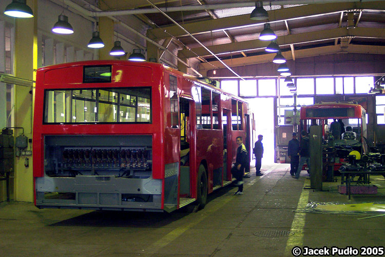 835
Trolejbus w trakcie montażu.
