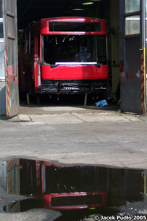 834
Trolejbus w trakcie montażu.

