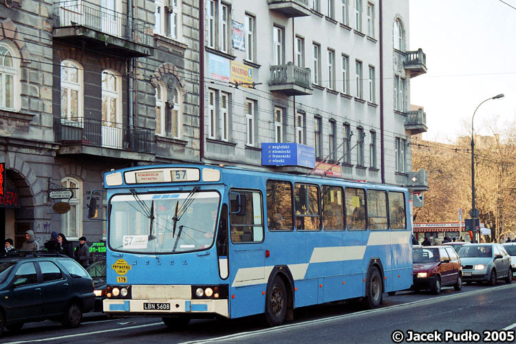 179
Złudzenie optyczne - M11 z pałąkami.
