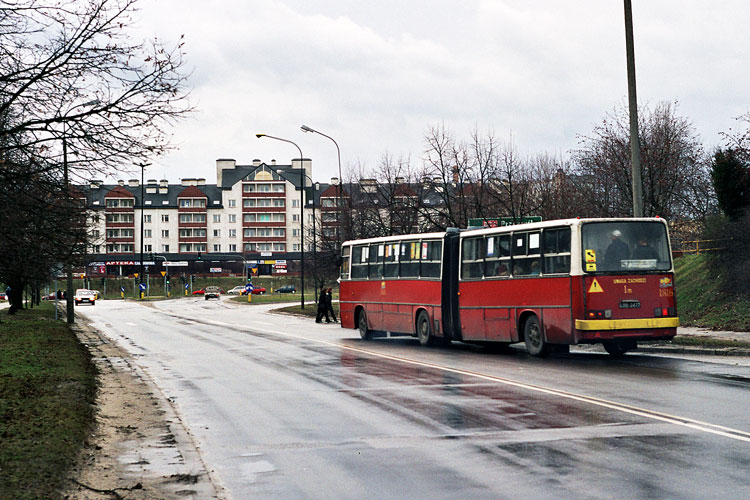 1816
Ikarus na linii 57 w stronę Osiedla Świt jedzie ul. Bohaterów Monte Cassino, na której nie było jeszcze sieci trolejbusowej.

