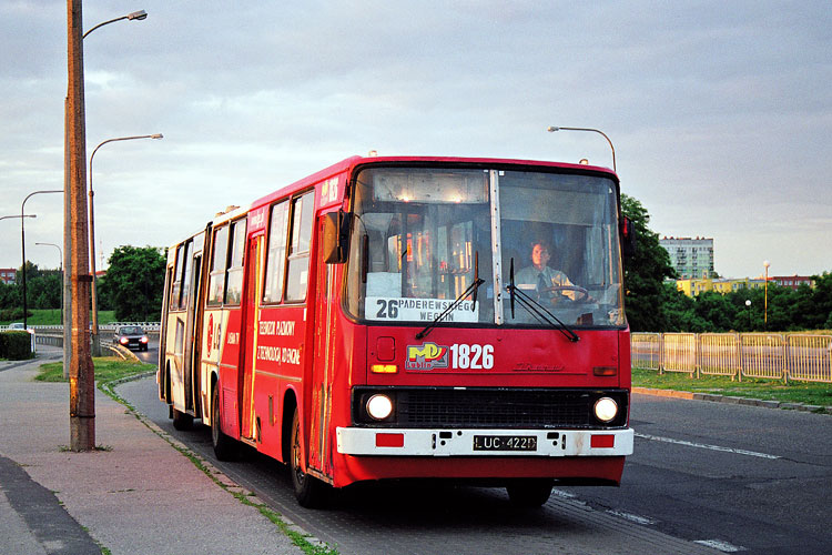 1826
Ikarus w reklamie LG z - co typowe - zderzakiem nie pod kolor.
