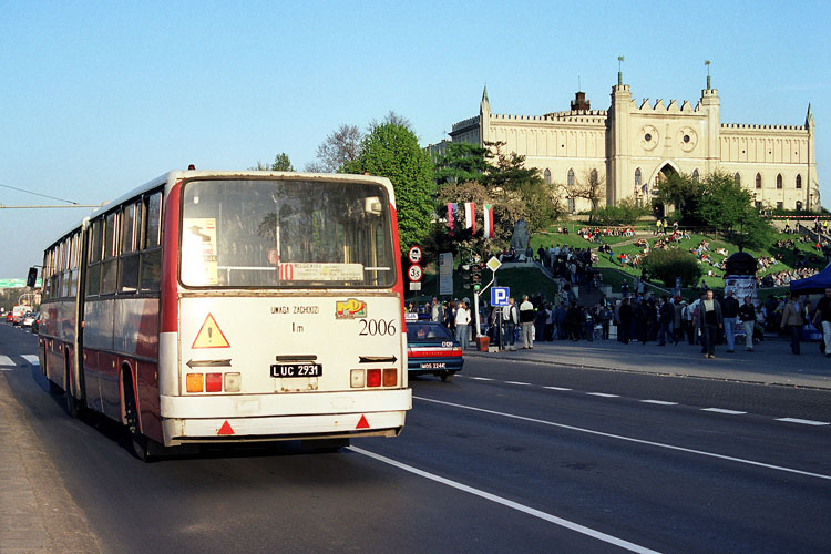 2006
Po prawej - Zamek Lubelski. Autobus skasowano w 2005 roku.
