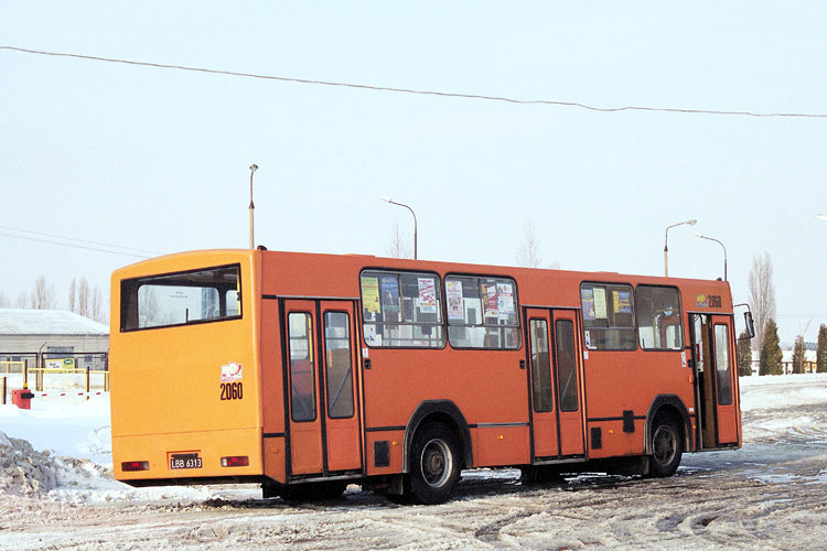 2060
Oczekiwanie na naprawę przed halą.
