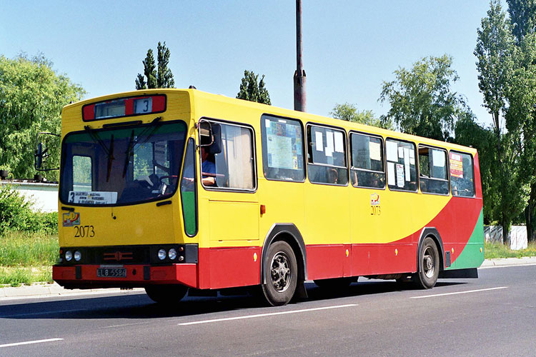 2073
2073 jako jeden z 2 Migów miał w tym okresie płaski ekpozytor filmu. Po 2004 roku ilość Migów z takim przodem zwiększyła się za sprawą remontów w Krakowie i późniejszych wzorowanych na nich naprawach w MPK.
