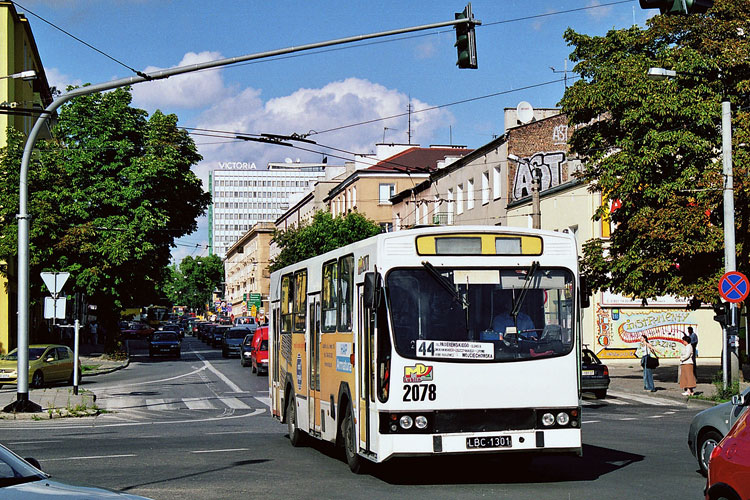 2078
2078 przelatuje przez ruchliwe od zawsze skrzyżowanie.
