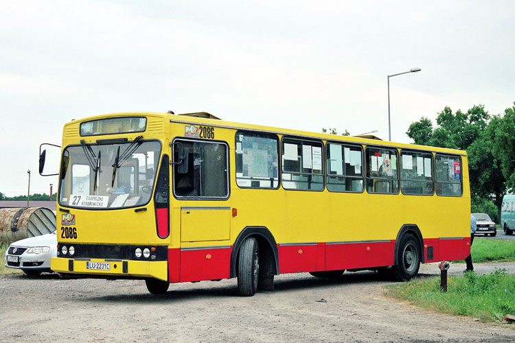 2086
Drugi autobus w kwadratowym malowaniu - w pierwszym wydaniu przód był cały żółty.
