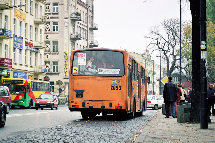 2093
Wyblakły Mig zatrzymał się w zatoce wykonanej ze swego czasu modnej kostki bazaltowej, niebezpiecznie śliskiej w zimie lub po deszczu. W tle Jelcz M11 #092 na 5.
