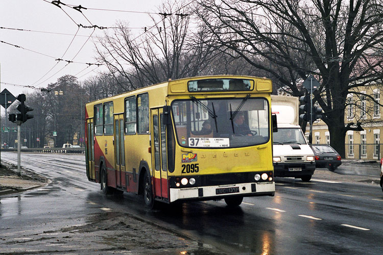 2095
Mig w ruinowatym stanie wówczas jeszcze nie był typowym widokiem na 37. Zgodnie z treścią tablicy, linia 37 w pierwszej wersji kończyła na osiedlu Widok.
