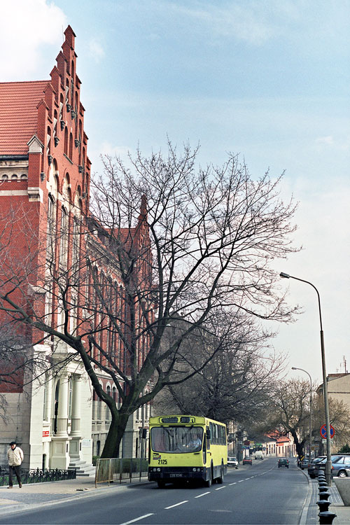 2125
Po lewej ciekawy architektonicznie Zespół Szkół Ekonomicznych Vetterów z 1906 roku, w stylu neogotyckim.
