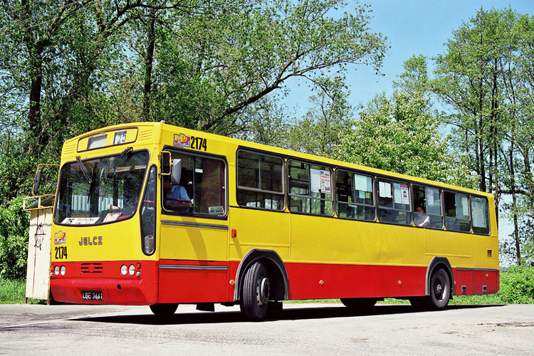 2174
Podczas tej przejażdżki do Prawiednik autobus był solidnie opóźniony, więc kierowca nadganiając rozkład dawał 2174 solidnie buta, dzięki czemu silnik SWT11 warczał w piękny sposób, gdy autobus mknął przez las. W trakcie krótkiego postoju zdążyłem zrobić portretowe zdjęcie wspaniałej maszyny - po minucie nastąpił odjazd i równie wspaniały przejazd powrotny.
