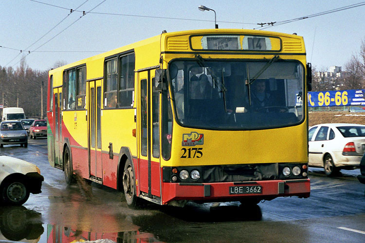 2175
Około 1999-2000 roku jelcz ten otrzymał wygięte malowanie.
