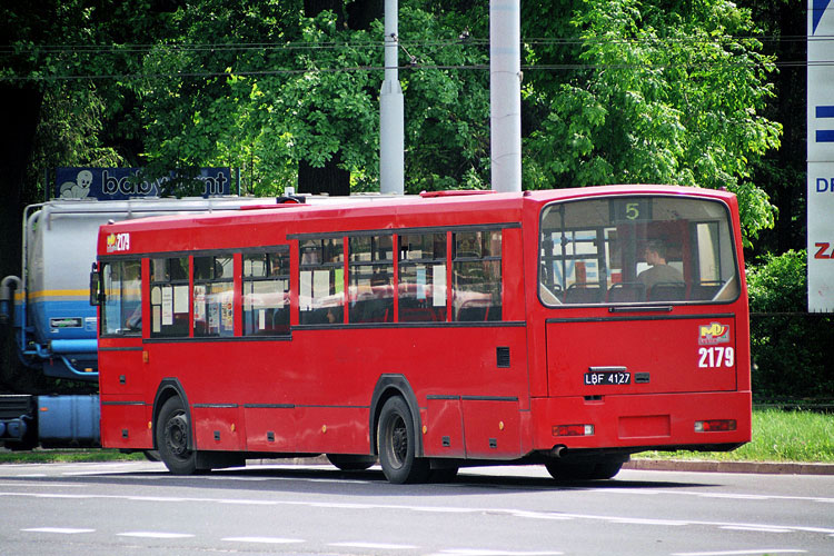 2179
Dla urozmaicenia dostał większą szybę tylną (taka była na magazynie).
