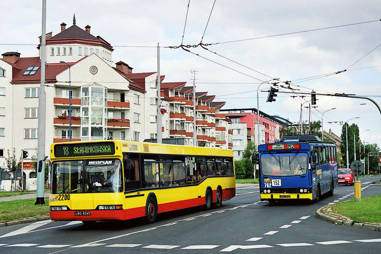 2200
Neoplan jedzie prosto, na Sławinek, a trolejbus skręca by pojechać na Zana i dalej z powrotem na Abramowice.
