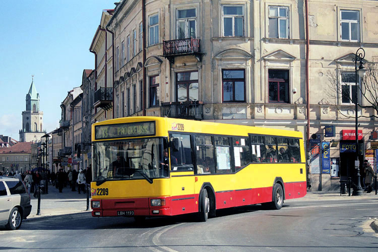 2209
Możnaby powiedzieć - 2 symbole Lublina drugiej połowy lat 90-tych - deptak na Krakowskim Przedmieściu i Jelcz M121M.
