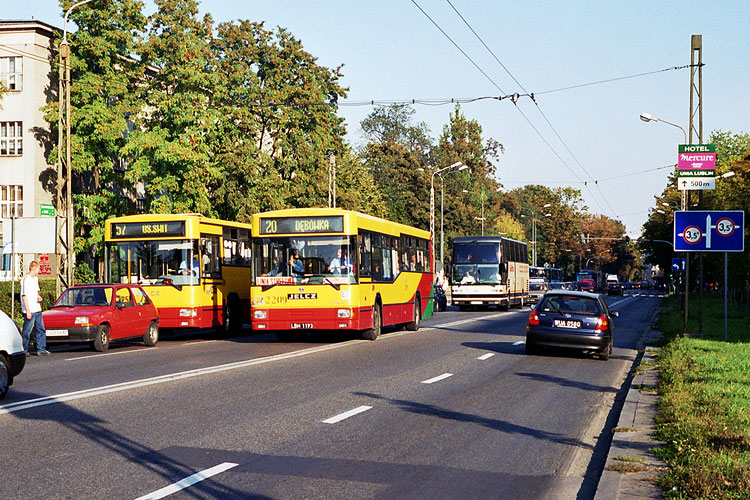 2209
Z racji na wyższą cenę biletu w strefie pozamiejskiej autobusy linii strefowych, wyjeżdżające poza obszar taryfy miejskiej, wyposażano w specjalne tablice.

