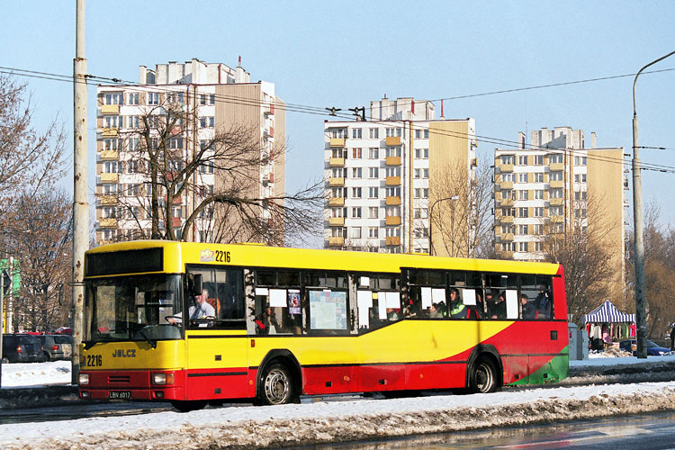 2216
Po kilku latach eksploatacji szczotki z myjni skutecznie starły czerń ze słupków okiennych.
