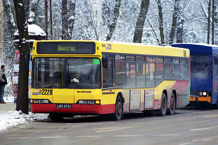 2228
Awaria w centrum pod KULem. Z tyłu prywatny autobus Jelcz M11. Zdjęcie z obiektywu Pentacon 4/200.

