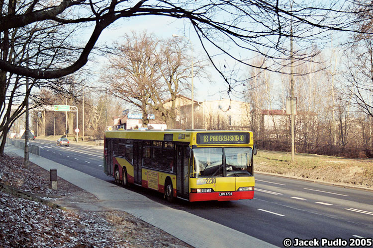 2230
Neoplan przecina Sławinek jadąc aleją Warszawską w dół, w stronę Czechówki, tuż obok skansenu i ogrodu botanicznego.
