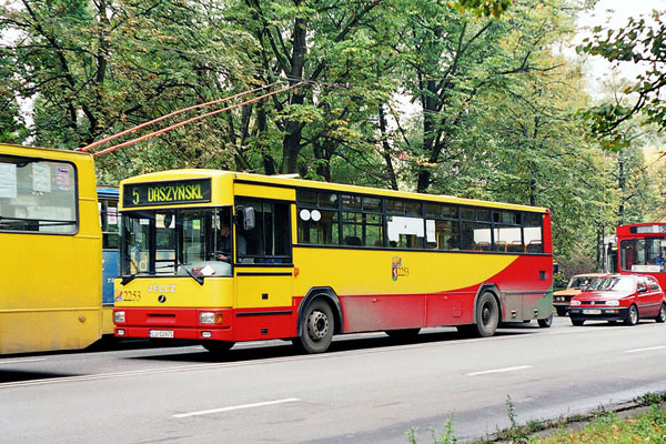 2253
Jelcz 120M/3 stoi na alejach Racławickich. Miasto było tego dnia zablokowane w wyniku alarmu bombowego w kamienicy przy początku Racławickich.
