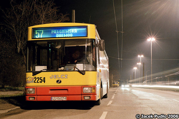 2254
Późnowieczorny postój na pętli.
