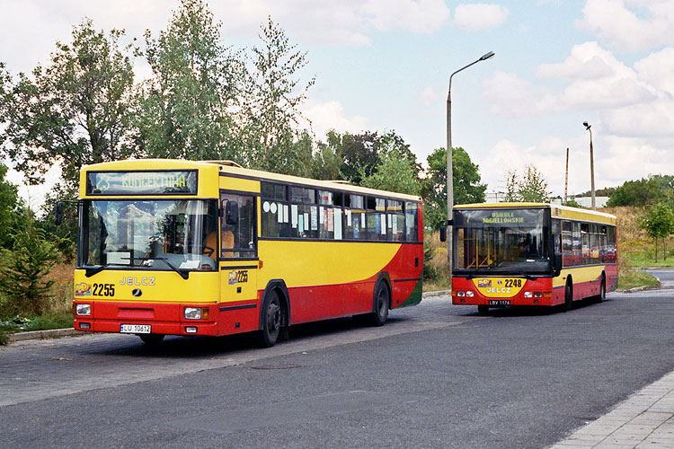 2255
Zdjęcie z okresu końca świetności wygiętego malowania. W 2003 roku zaczęło się już intensywne przemalowywanie Jelczy M121M w malowanie kwadratowe.
