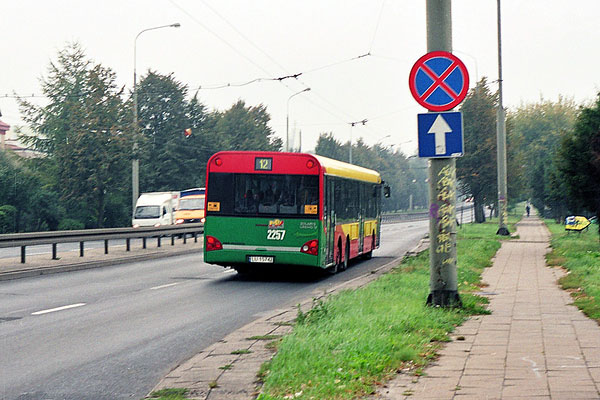 2257
Był na rezerwie i dlatego wyjechał na 12, powietrzowóz o trasie Konopnica- Kraśnicka- Sikorskiego- Północna- Kompozytorów Polskich- Koncertowa. Na jesieni 2006 12stkę zastąpiono wydłużonymi kursami linii 26.
