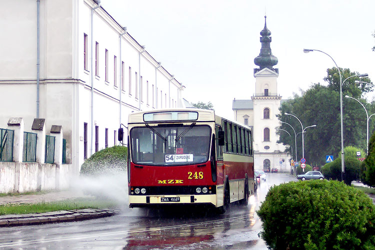 Jelcz 120M #248
Nagła ulewa zmusza do zatrzymania się w najmniej oczekiwanym miejscu (np. pod bramą wejściową do parku), lecz za to umożliwia wykonanie zdjęć autobusów-amfibii :).
