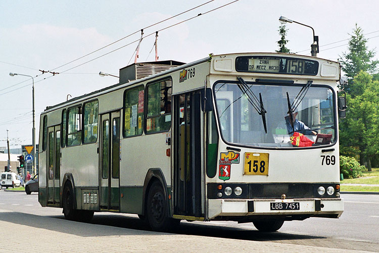 769
Malowanie firmowe dla trolejbusów tak naprawdę nie istnieje od okolic 1989 roku - trolejbus pozbawiony reklamy jeździ w podkładzie po niej. Ostatnim popularnym malowaniem na trolejbusach były barwy kremowo-czerwone. Ĺťadne późniejsze malowanie nie pokryło nawet połowy taboru.
