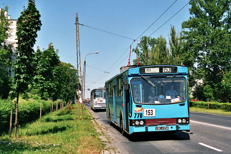 770
Cechą charakterystyczną Racławickich do końca lat 80-tych były wysokie, smukłe topole. Drzewa te wycięto, a ich miejsca zajęły kasztany. Drzewa te rosną powoli, być może z czasem odtworzą piękną aurę tych alej, której głównym elementem były rzędy wielkich drzew.
