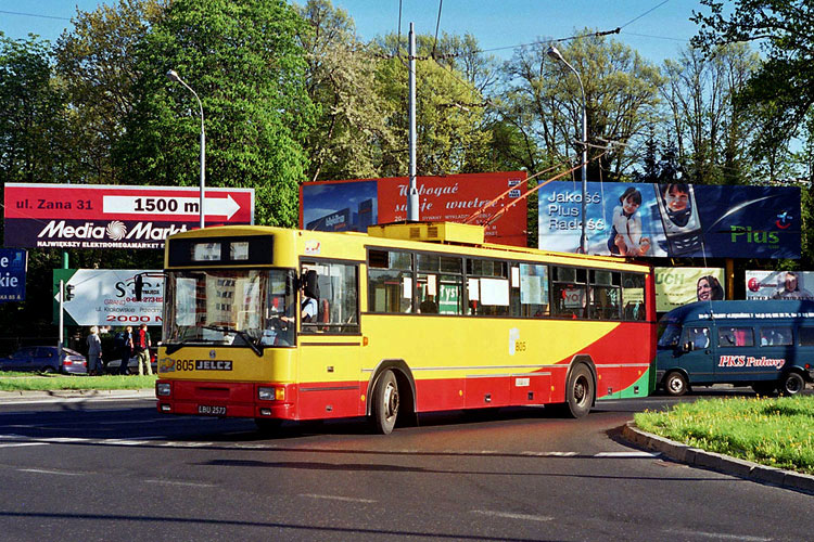 805
Trolejbus w oryginalnym, żółto-czerwono-zielonym malowaniu jakie dostał jako nowy w 1998 roku. Z przodu jeszcze oryginalny napis Jelcz. Na zdjęciu zjazd do zajezdni. W tle LDV z PKS Puławy.

