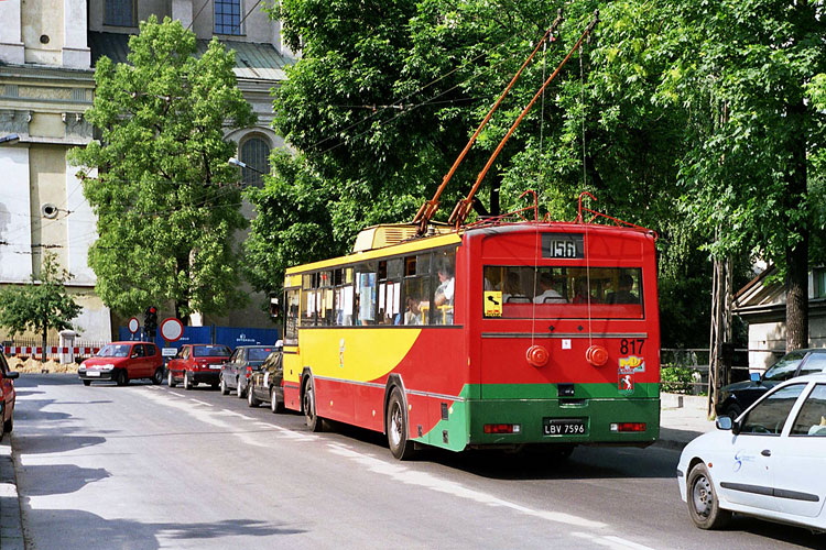 817
W trakcie remontu ulicy Królewskiej pomimo rozkopanej nawierzchni nie zawieszono kursowania trolejbusów i przejeżdżały one w ciekawy sposób przez plac budowy.
