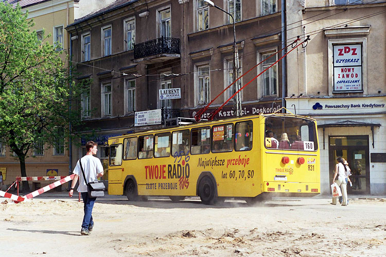 831
Pomimo remontu ulicy trolejbusy kursowały normalnie.
