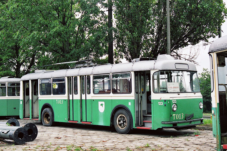 Saurer 4TIILM #T013
W trakcie porządkowania w 2004 roku. Trolejbus trafił do LTEK Lublin w 2001 roku. Stacjonował w różnych miejscach, m. in. na posesji na Wrotkowie, na zajezdni Helenów i na zajezdni Majdan Tatarski. Ostatnie zdjęcie miał wykonane w 2014 r., aktualnie (wrzesień 2022 r.) brak o nim dostępnej informacji. Obok widoczne dwie przyczepy do Saurerów, z których jedna trafiła później do KMKM Warszawa.
