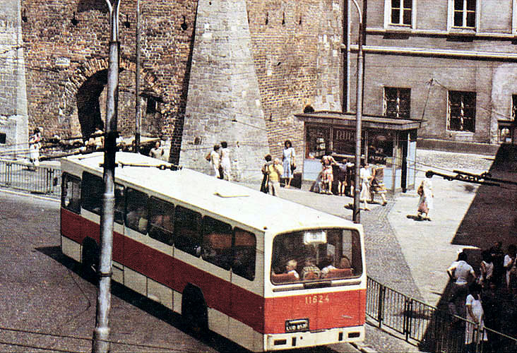 11624
W tym miejscu niezmieniona została praktycznie tylko Brama Krakowska.

