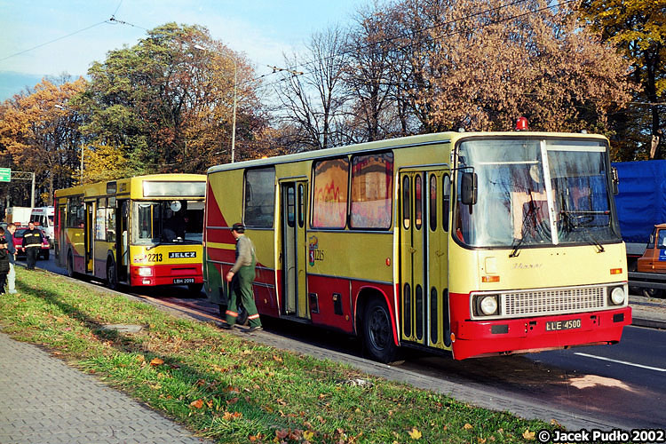 1215
1215 przed remontem był pomalowany w wygięte malowanie wyblakłymi farbami. Przyjechał po 2213, który najechał na samochód dostawczy.
