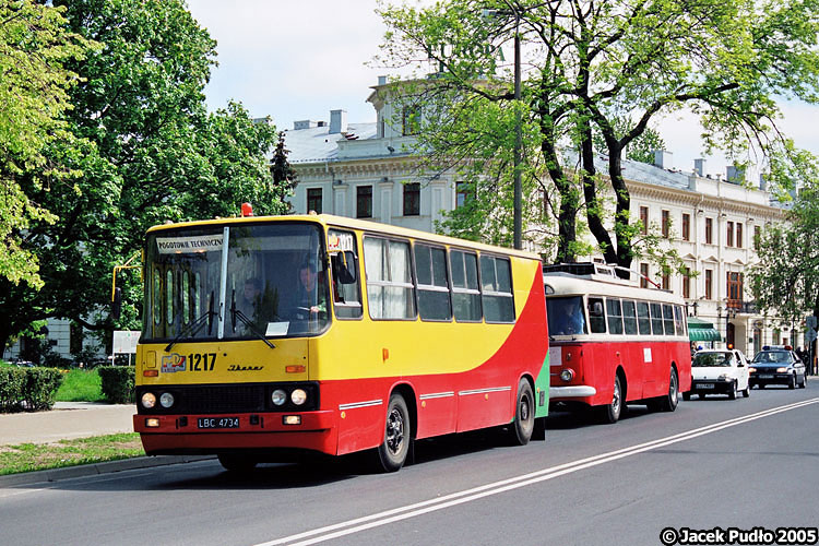 1217
Ostatni pojazd pomalowany w wygięte w malowanie (w 2004 roku, więc grubo po jego zniesieniu) ciągnie skodę na wystawę dokumentującą bodajże historię Lublina. 
