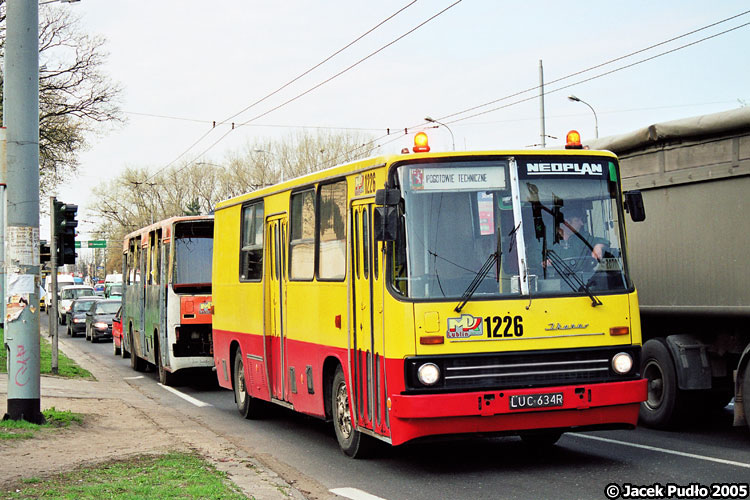 1226
Autobus wielozadaniowy, nieraz i rajdowy, potrafi poruszać się z prędkością budzącą postrach wśród kierowców mniejszych samochodów.
