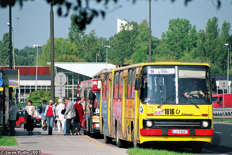 1816
Ikarus na przystanku na ul. Krańcowej w drodze na os. Poręba. Z tyłu prywatny Neoplan.
