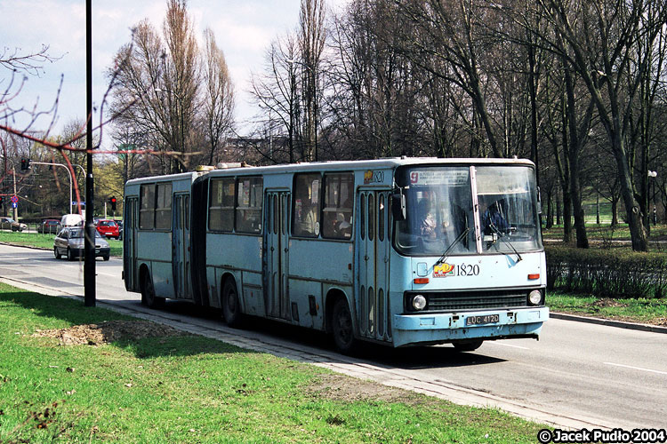 1820
W okolicach 2004 wyblakły lakier był zjawiskiem typowym dla dużej części ikarusów. Blachy wykorzystywane na poszycia były słabo zabezpieczone przed korozją i po kilku zimach pokrywały się rudymi plamami.
