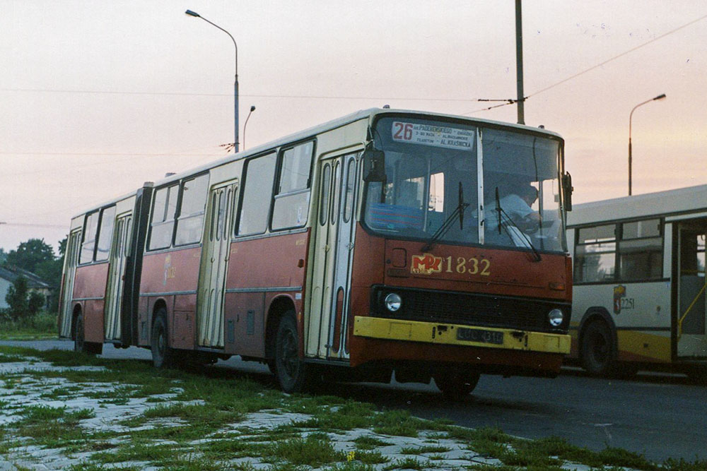 1832
Nawoziły się te Ikarusy z 1983 r. pracowników FSC i odlewni z Czechowa i Czubów. Takie były wówczas główne kierunki podróży - z osiedli mieszkalnych do zakładów pracy. Samochodów prywatnych była znikoma ilość, więc nieraz przepełnione autobusy były jedyną możliwością dotarcia do pracy.
