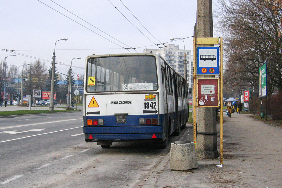 1842
Ikarus 1842 z 1983 roku na końcowym linii 39 na Zana w grudniu 2004 roku. Niewiele wcześniej kończyła tu też trasę linia trolejbusowa 157 z Węglina. fot. Lucas

