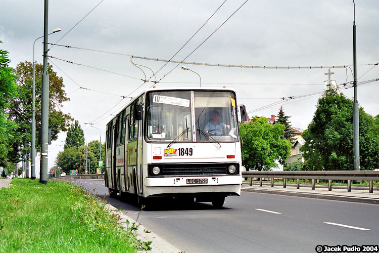 1849
W 2004 roku było w roku jeszcze 16 z 1983 roku. Ich zużyte mosty napędowe wyły jak głupie. Było w tym coś pięknego, o ile lubiło się stare sprzęty.
