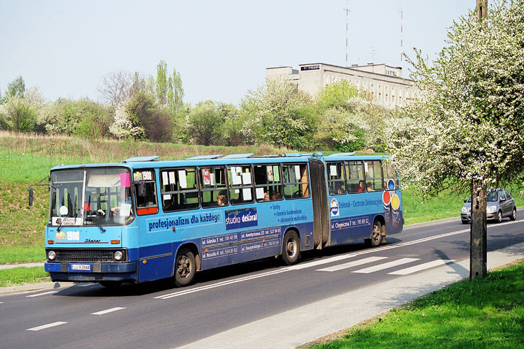 1908
2006 rok, wiosna w pełni. Ikarusy w kolorowych reklamach jeżdżą na liniach. Ulica Północna pełna była jeszcze nieużytków pozbawionych zabudowy.
