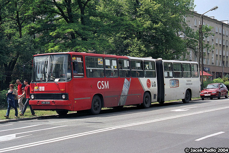 1910
Ikarus w popularnej wówczas reklamie LG złapany podczas zatrzymania po stłuczce z samochodem osobowym.
Słowa kluczowe: wypadek