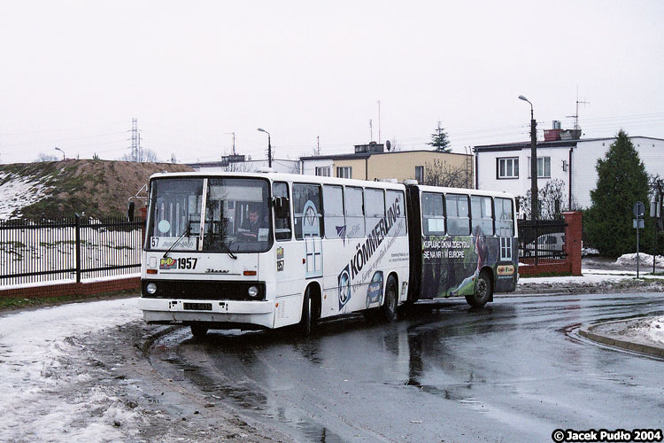 1957
Zlikwidowany Ikarus z reklamą okien KĂśmmerling na zlikwidowanej pętli osiedle Świt.
