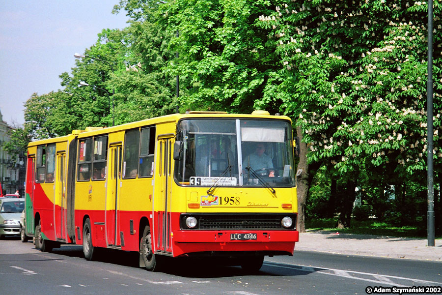 1958
Ikarus 280 w wygiętym malowaniu - rzadki i bardzo ładny okaz. Gumy na przednim zderzaku trudno było spotkać.
