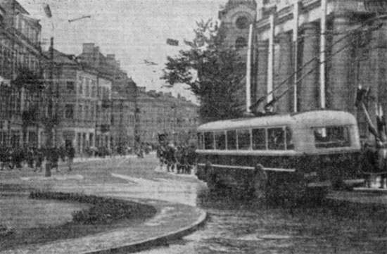 Skoda 8Tr plac Łokietka
Trolejbus na właśnie co zbudowanym rondzie na placu Łokietka pod Ratuszem. W 1961 r. wykonano wspomniane rondo - pierwsze w Lublinie - oraz wyasfaltowano Krakowskie Przedmieście. Wcześniej ulica była brukowana.
Ĺšródło: Kurier Lubelski 22.07.1961
