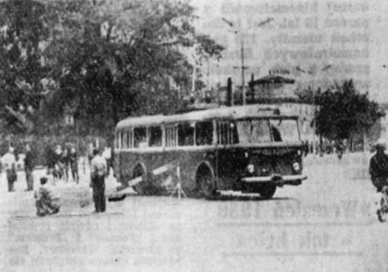 Skoda 8Tr Krakowskie Przedmieście
Skoda omija robotników malujących pasy na Krakowskim Przedmieściu. Ĺšródło zdjęcia: Kurier Lubelski 02.09.1961
